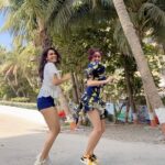 Gautami Kapoor Instagram - 🌴💃🌺☀️👯‍♀️🫶🏻 #dance #duo #fyp #jabwemet #yehishqhay #explore #trend