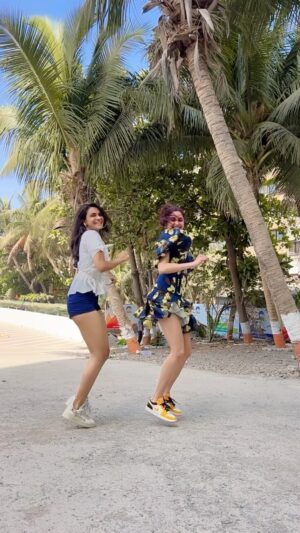Gautami Kapoor Instagram - 🌴💃🌺☀️👯‍♀️🫶🏻

#dance #duo #fyp #jabwemet #yehishqhay #explore #trend