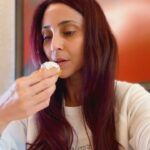 Gautami Kapoor Instagram - Diwali ke pehele wajan ghatane ka asaan tareeka…. For more tips and treats follow me 😂😂😂🙈#festivetime #bingeeating #mithaiyan