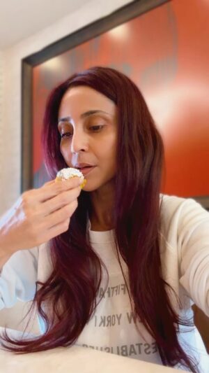 Gautami Kapoor Instagram - Diwali ke pehele wajan ghatane ka asaan tareeka…. For more tips and treats follow me 😂😂😂🙈#festivetime #bingeeating #mithaiyan