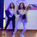 Gautami Kapoor Instagram - When @beatific_danceco calls ring ring ring we go bling bling bling 💃✨ #dancereels #duo #vibes #instagood #dancerofinstagram #explorepage #trending #vibes #dancelife