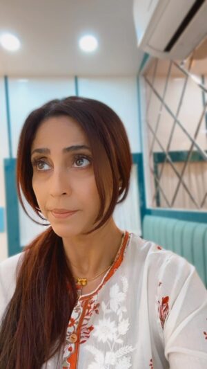 Gautami Kapoor Instagram - This is dedicated to all my doctor friends across  the world 😂😂😂… love you ❤️. Thankyou for all selfless  care and attention you always give ! #respect #admiration #salud