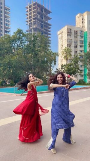 Gautami Kapoor Instagram - Desi girl vibes @gautamikapoor 💃👯‍♀️

#duo #trendingreels #dance #vibe #fyp #dancersofinstagram
