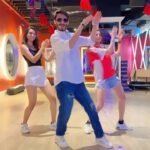 Gautami Kapoor Instagram - The quickest reel we have ever shot 😉📸 Dancing on loop to this choreography @shazebsheikh #dance #fyp #trendingreels #explore #shahzeb #donttouchme #vibes
