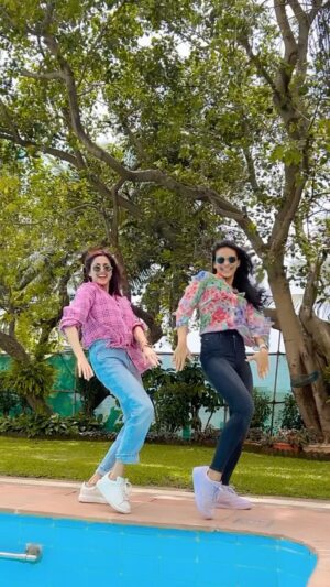 Gautami Kapoor Instagram - Turning moments into memories🌊
BTS of making this reel 🤌🏻🎥

#badalbarsabijuli☁️🌧 #trending #reels #reelsofinstagram #instagood #viral #explorepage #reelitfeelit #instadaily #duo #weekendvibes #poolside #dancereels