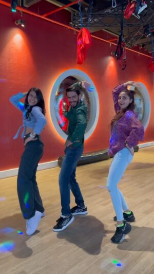 Gautami Kapoor Instagram - Grooving with my ultimate dance squad 🕺
#reelvibes #dancesquad 

#instagood #reelitfeelit #saauralgendaphool #trendingreels #viral #dancersofinstagram #reelkarofeelkaro #trio #vibes #explore