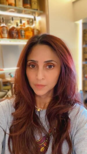 Gautami Kapoor Instagram - Iss weekend pe…..ALOE… VERA….. #moodweekend #buddyvibes😎 #cheers🥂