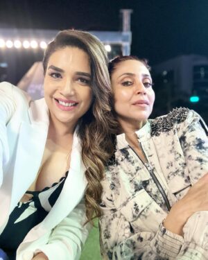 Gautami Kapoor Instagram - Here I would love to admit 
And trust me I have no shame
If I would have been a player 
She would be my whole game
Hey almighty, why o why ! 
Why I am not a man ?
Would have wooed you my love 
We look fantastic when paired in the same frame 
A guiding light, a blessing in disguise 
Heavens yeah ! 
You are absolutely my Twin Flame ! 
❤️🤍❤️
@gautamikapoor