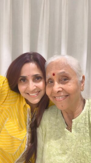 Gautami Kapoor Instagram - And …THIS IS IT 💃💃💃💃💃…. The best ganpati dance with my favourite dance partner … aaee love your enthusiasm ❤️❤️❤️ #bestmoments