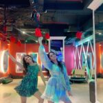 Gautami Kapoor Instagram - The joy @gautamikapoor spreads is contagious ❤️💃👯‍♀️ (Stepper , phone and get set go 😅) #reels #fyp #duo #chitiyakalaiyasong #vibe #explore