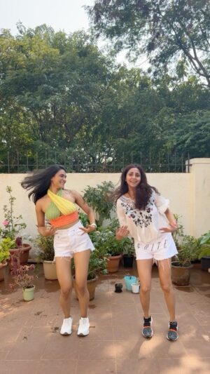 Gautami Kapoor Instagram - Had to try the hookstep with my dance partner @gautamikapoor 💃
@iamsrk 

#dunkidrop2 #dancechallenge #hookstep #luttputtgaya #srk #trendingreels #viral #fypシ #duo