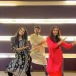 Gautami Kapoor Instagram - Let’s celebrate the arrival of the remover of obstacles with love and devotion ✨ Happy Ganesh Chaturthi🙏 #ganesh #ganpati #bappa #reelsinstagram #fyp #ganpatibappamorya #festive #indian #festivals #explore #tredning #trio #moryare