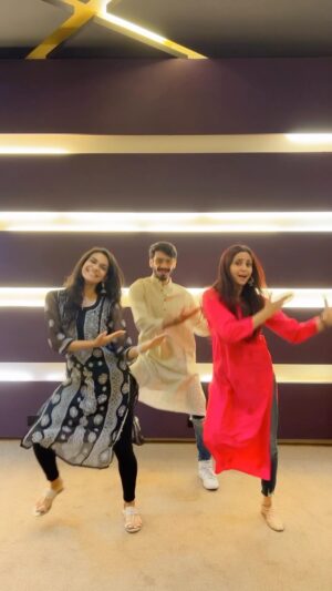 Gautami Kapoor Instagram - Let’s celebrate the arrival of the remover of obstacles with love and devotion ✨

Happy Ganesh Chaturthi🙏

#ganesh #ganpati #bappa #reelsinstagram #fyp #ganpatibappamorya #festive #indian #festivals #explore #tredning #trio #moryare