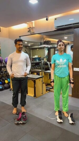 Gautami Kapoor Instagram - OLDMANTASK…. That’s the name of this challlenge!! We know whose old here 🤣 defiantly not me(49 years) !!! @roshanchampion(25 yrs) are you listening OLD MAN 💪🏾💪🏾💪🏾💪🏾# mondaymood #workout #stability  I WIN THIS ONE 🕺🏻🕺🏻