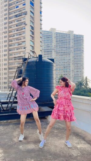 Gautami Kapoor Instagram - गुलाबी….🌷✨

#gulabishara #trendingreels #viral #fyp #dancereels #viral #reelitfeelit