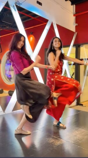 Gautami Kapoor Instagram - Navratri vibes and Garba moves, spreading happiness and groove! ✨💃

#khalasi #cokestudio #gujarati #vibes #navratri #dancereels #hookstep #garba #instagood #reelitfeelit #duo #ethnic