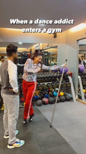 Gautami Kapoor Instagram - No caption needed 😂😂😂😂
Thankyou @akroy_47 for shooting this 🤣
@pilatesnmore super fun to do this 😀😀
