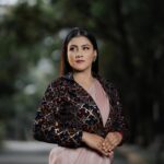 Gauthami Jadav Instagram – 🌸🖤
Makeup @makeover_by_rashmimanoj hairdo @hairstyle_banu 
Designer @mikhu_boutique 
Photography @mega_mind_photography 
#trending #designer #makeup #nominationevent #zeekannada