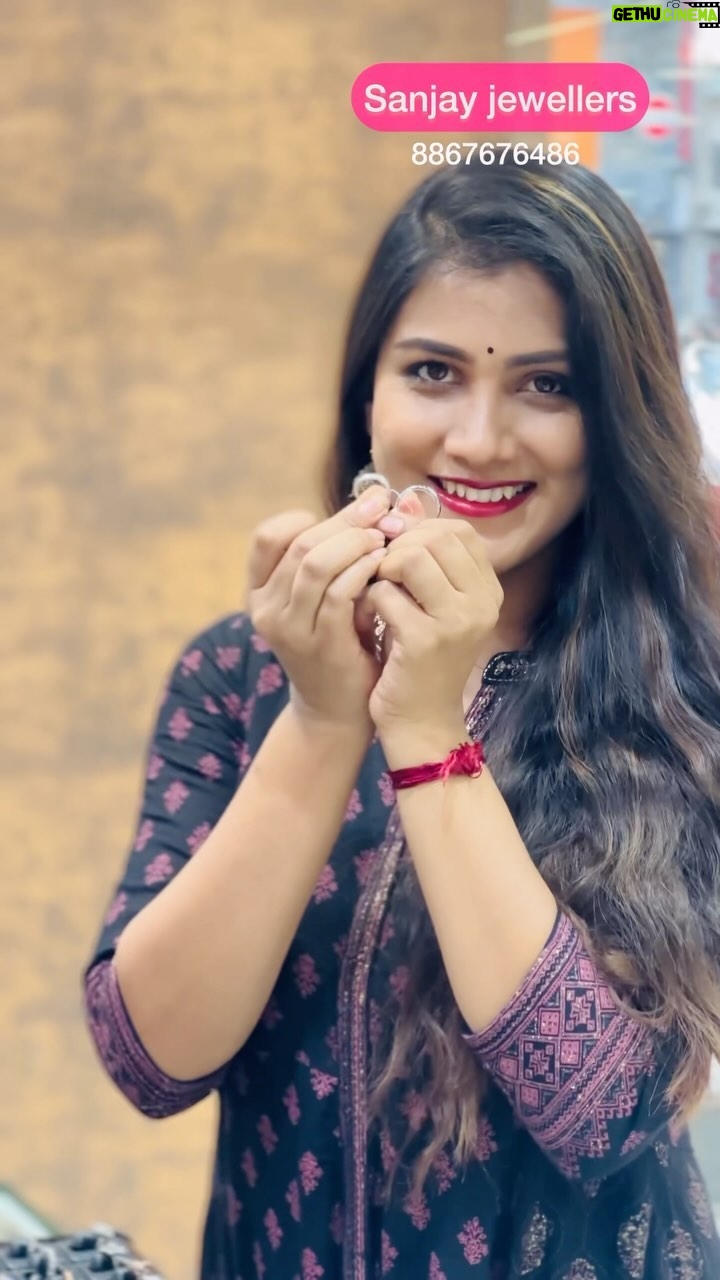 Gauthami Jadav Instagram - ๐ @sanjay_jewellers ,I am sure u will find the best jewellery gift for your Valentine here๐ Contact: 8867676486 Store: 2nd block Jayanagar Rt street Chickpet 2nd floor Mantri mall #sanjayjewellers #jayanagar #rtstreet #mantrimall #siverjewellery #valentines #valentinesdaygift #gift
