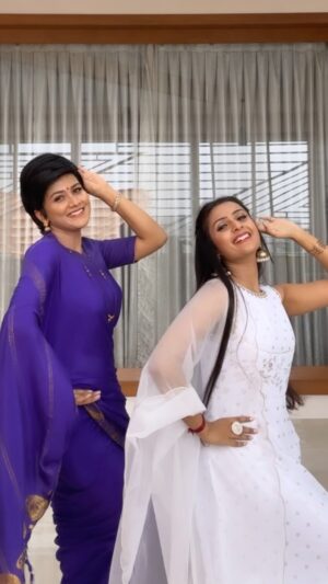 Gauthami Jadav Instagram - 💙🤍 Sathya n Rithu ☺️ 
#sathya #sathyaserial #zee #zeekannada #trendingreels