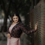 Gauthami Jadav Instagram – 🌸🖤
Makeup @makeover_by_rashmimanoj hairdo @hairstyle_banu 
Designer @mikhu_boutique 
Photography @mega_mind_photography 
#trending #designer #makeup #nominationevent #zeekannada