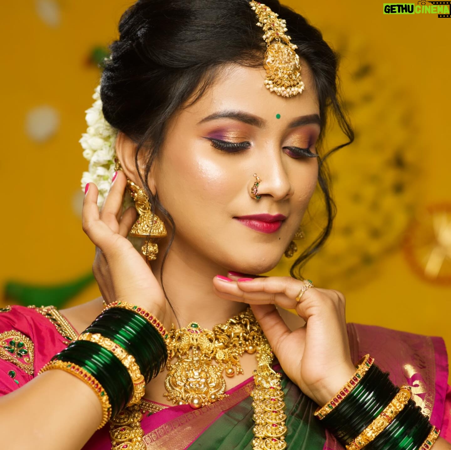 Gauthami Jadav Instagram - 🩷💚🩷 Makeup @makeoverwith_yogitabhosale #makeuplook #gouthamijadav #sathya #zeekannada #beautiful