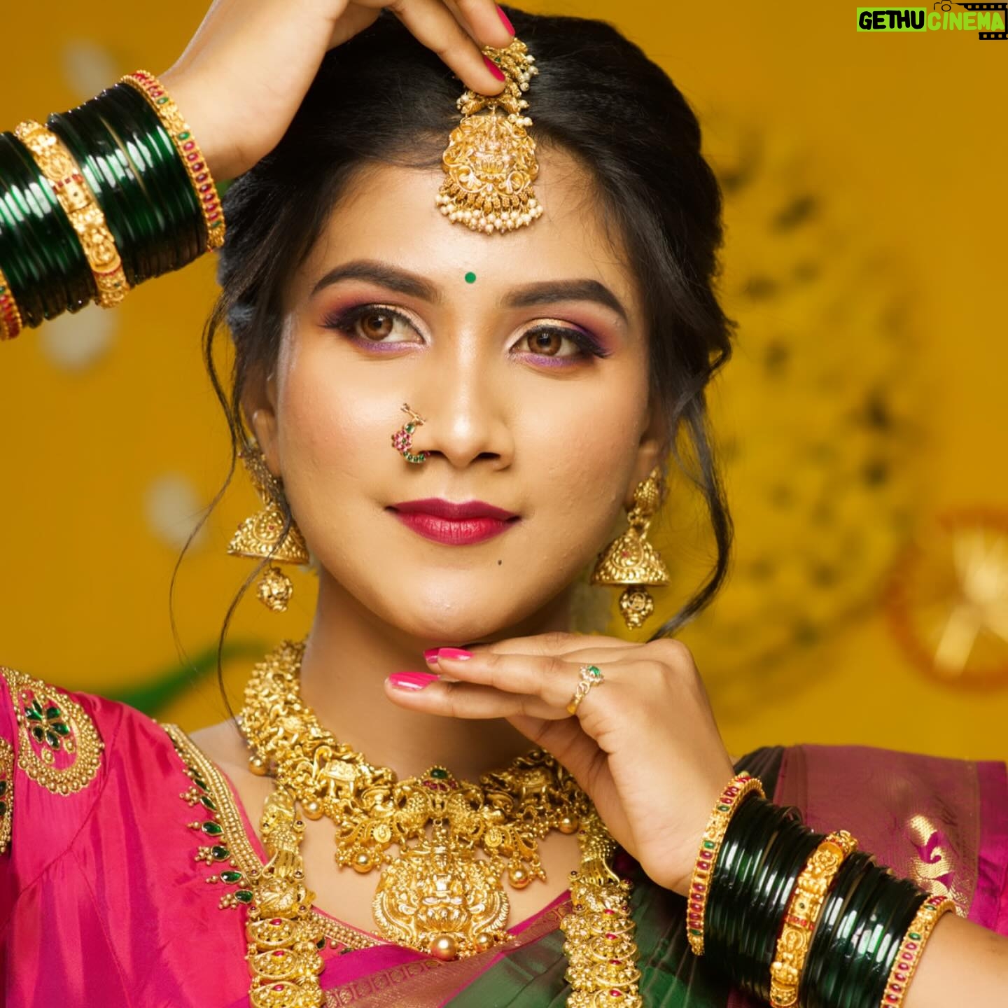 Gauthami Jadav Instagram - 🩷💚🩷 Makeup @makeoverwith_yogitabhosale #makeuplook #gouthamijadav #sathya #zeekannada #beautiful