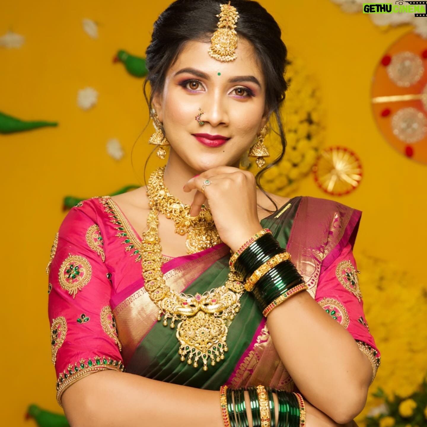 Gauthami Jadav Instagram - 🩷💚🩷 Makeup @makeoverwith_yogitabhosale #makeuplook #gouthamijadav #sathya #zeekannada #beautiful