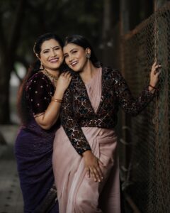 Gauthami Jadav Instagram - #TheSisterhood👭 Makeup @makeover_by_rashmimanoj Hairdo @hairstyle_banu Photography @mega_mind_photography Jewels @sakhi_rental_jewellery Designer @mikhu_boutique #sisterhood #sister #smile #bond #positive