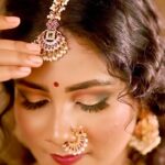 Gauthami Jadav Instagram – This look ♥️ ASTONISHING ♥️ 
Makeup @makeoverby_lakshmiyogi 
Jewellery @avyana_rental_jewels_bangalore 
Designer @akrutiboutiquebykalasuresh 
Vc @chidu.ln_portraits 
#makeover #jewellery #trendingreels #gouthamijadav #reels
