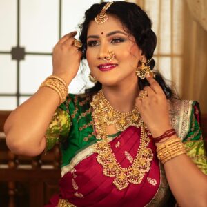 Gauthami Jadav Instagram - One of my favourites ♥️😍 
Makeup @makeoverby_lakshmiyogi 
Jewellery @avyana_rental_jewels_bangalore 
Designer @akrutiboutiquebykalasuresh 
Vc @chidu.ln_portraits 
#makeover #jewellery #trendingreels #gouthamijadav #reels
