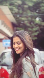 Gauthami Jadav Instagram - 😊 Vc @abhishekgkasaragod Hairdo @hairstylistarya Wearing @udojas_sutra #reelsinstagram #trendingreels #kannadasongs #surabhibharadwaj #trending