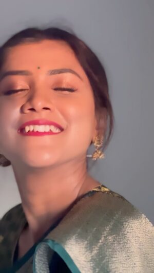 Gauthami Jadav Instagram - Roja♥️
Vc @abhishekgkasaragod 
Saree by @rhnayak72 
#gouthamijadav #sathyaserial #roja #animalmovie #trendingreels #trending