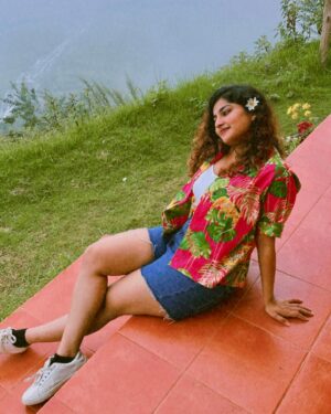 Gayathri Ashok Instagram - Time in nature calms my soul 🤍
Swipe to see a not so calm soul. 

#mountains  #soul  #peaceful  #nature