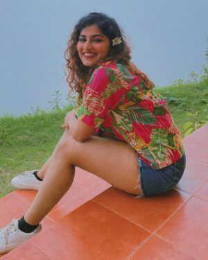 Gayathri Ashok Instagram - Time in nature calms my soul 🤍
Swipe to see a not so calm soul. 

#mountains  #soul  #peaceful  #nature