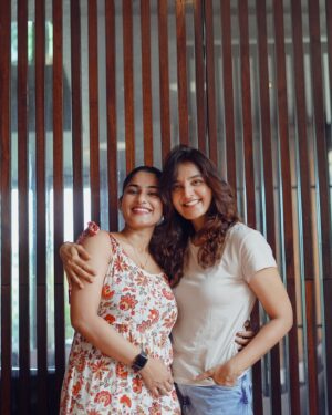 Gayathri Ashok Instagram - One with Manju chechi 🥹🧿❤️
@manju.warrier 

*pinching myself* 
A dream come true to work with the superstar ✨

📷: @hytz.in 

#favorite  #superstar  #manjuwarrier 
#new  #blessed  #footagemalayalammovie