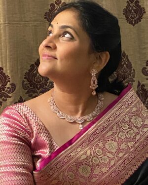 Gayatri Bhargavi Instagram - Just loving the Present 🎁 
Living in the Moment.

Blissful, Hectic, Tiring Days… but I’m enjoying every bit, thoroughly. ❤️🤩🪔🥰
.
.
#Blissful #eventful #happy #vibrant #positive #thankfulthursday #thankfulgratefulblessed #nomakeuplook