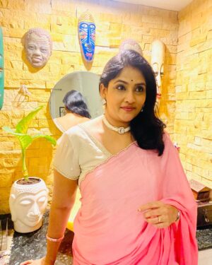 Gayatri Bhargavi Instagram - Candid captures …. 🍷🍱 
Masked in my own world of Music & Sounds.🎵🧿

.
. 
.
.#candid #masked #life