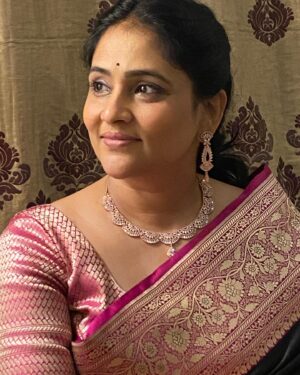 Gayatri Bhargavi Instagram - Just loving the Present 🎁 
Living in the Moment.

Blissful, Hectic, Tiring Days… but I’m enjoying every bit, thoroughly. ❤️🤩🪔🥰
.
.
#Blissful #eventful #happy #vibrant #positive #thankfulthursday #thankfulgratefulblessed #nomakeuplook