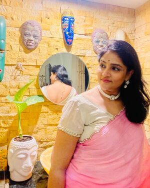 Gayatri Bhargavi Instagram - Candid captures …. 🍷🍱 
Masked in my own world of Music & Sounds.🎵🧿

.
. 
.
.#candid #masked #life