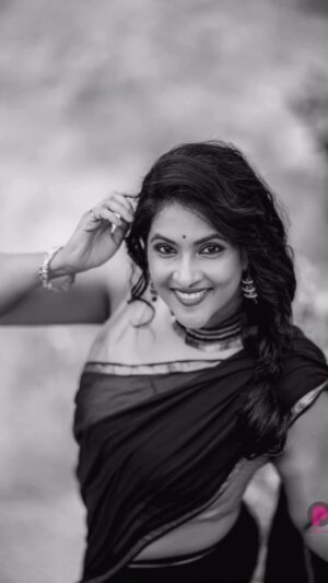 Gayatri Bhargavi Instagram - “Elegance is the only beauty that never fades.” 

Black & White Monochrome. 

.
.
.
.
.

.
#black #white #sareelove #saree #fashion #photography #classy #monochrome #monochromephotography #photography