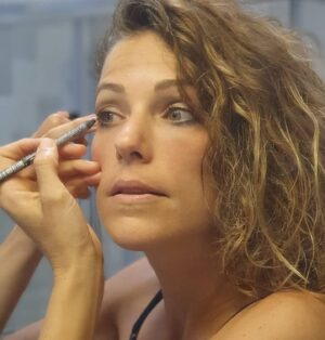 Gaye Gürsel Instagram - Uzuun zaman sonra süslenme  çabaları 🤩
#makeup #gettingready #pandemic #happybirthdayaylin #hazırlık #makyaj