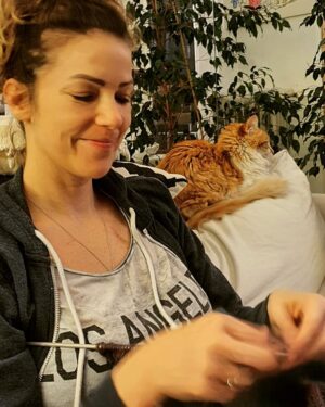 Gaye Gürsel Instagram - Corona günlerinde hayat... Kendinize bir meşgale bulun, yeni bir şey öğrenin. Sağlığımızı ve aklımızı koruyalım.  #knitting #örgü #cat #cats #catsofinstagram #kedi #kediler #evdekal #evdekaltürkiye #corona #coronavirus #covid_19 #coronavirüsü