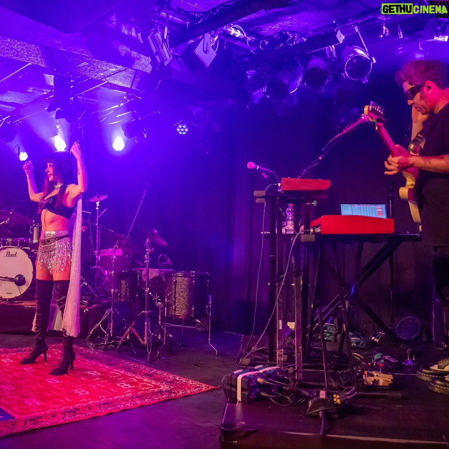 Gaye Su Akyol Instagram - wow what a week it was♥️ just got back from a 4-day Netherlands tour with beautiful memories, endless laughs, new friends, collective dreams, exhausted legs and great photos🐉❤️🔥 I’m gonna share millions of photos from Tilburg, Rotterdam, Deventer, Haarlem soon coz why not be canlarım 📸 Ton Ellenboek #anatoliandragonworldtour2024