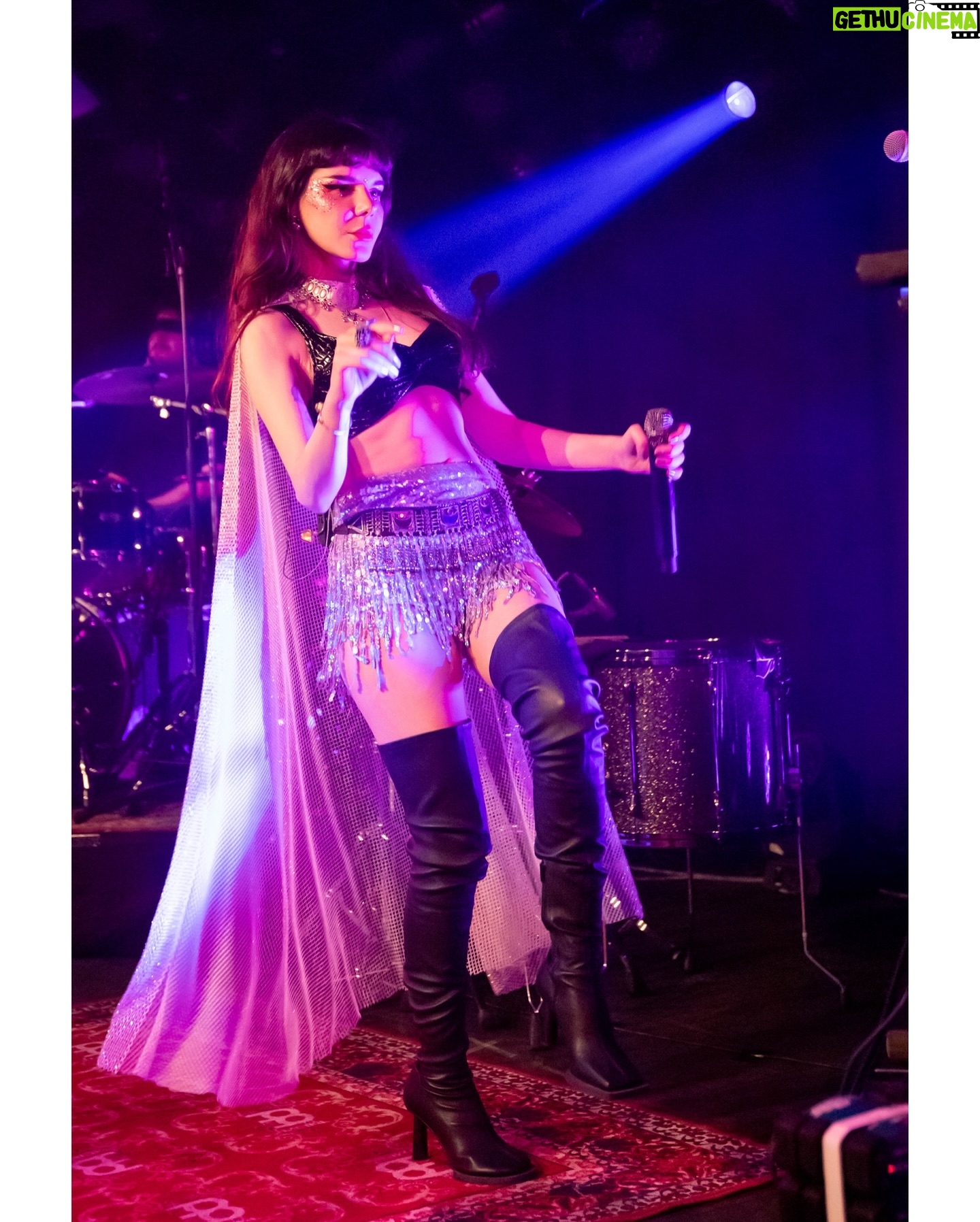 Gaye Su Akyol Instagram - wow what a week it was♥️ just got back from a 4-day Netherlands tour with beautiful memories, endless laughs, new friends, collective dreams, exhausted legs and great photos🐉❤️🔥 I’m gonna share millions of photos from Tilburg, Rotterdam, Deventer, Haarlem soon coz why not be canlarım 📸 Ton Ellenboek #anatoliandragonworldtour2024