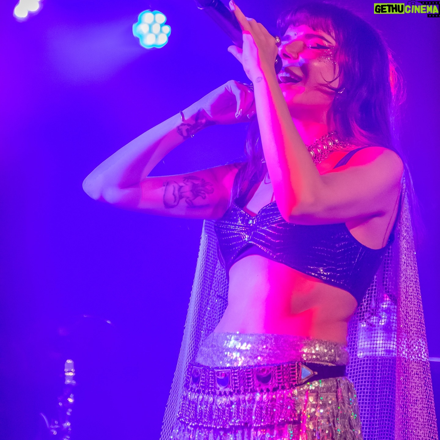 Gaye Su Akyol Instagram - wow what a week it was♥️ just got back from a 4-day Netherlands tour with beautiful memories, endless laughs, new friends, collective dreams, exhausted legs and great photos🐉❤️🔥 I’m gonna share millions of photos from Tilburg, Rotterdam, Deventer, Haarlem soon coz why not be canlarım 📸 Ton Ellenboek #anatoliandragonworldtour2024