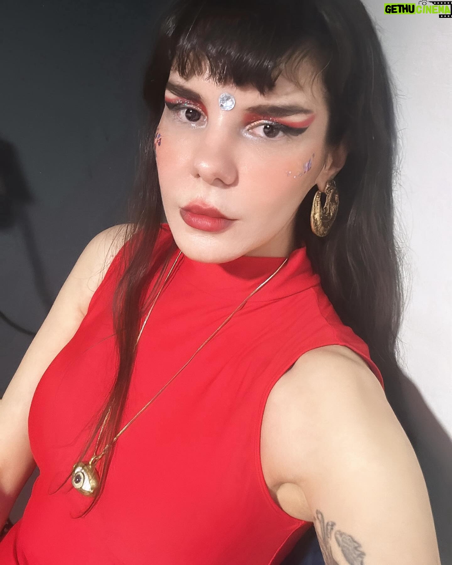Gaye Su Akyol Instagram - Budapest you are a dream and I love to see you ❤️👁️❤️ @budapestritmofestival