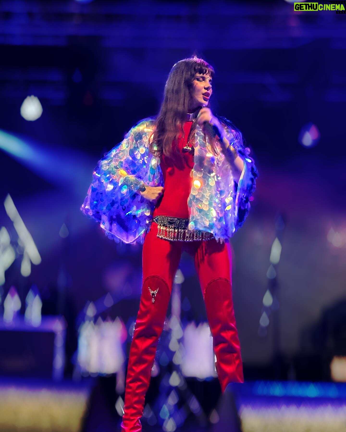 Gaye Su Akyol Instagram - Budapest you are a dream and I love to see you ❤️👁️❤️ @budapestritmofestival