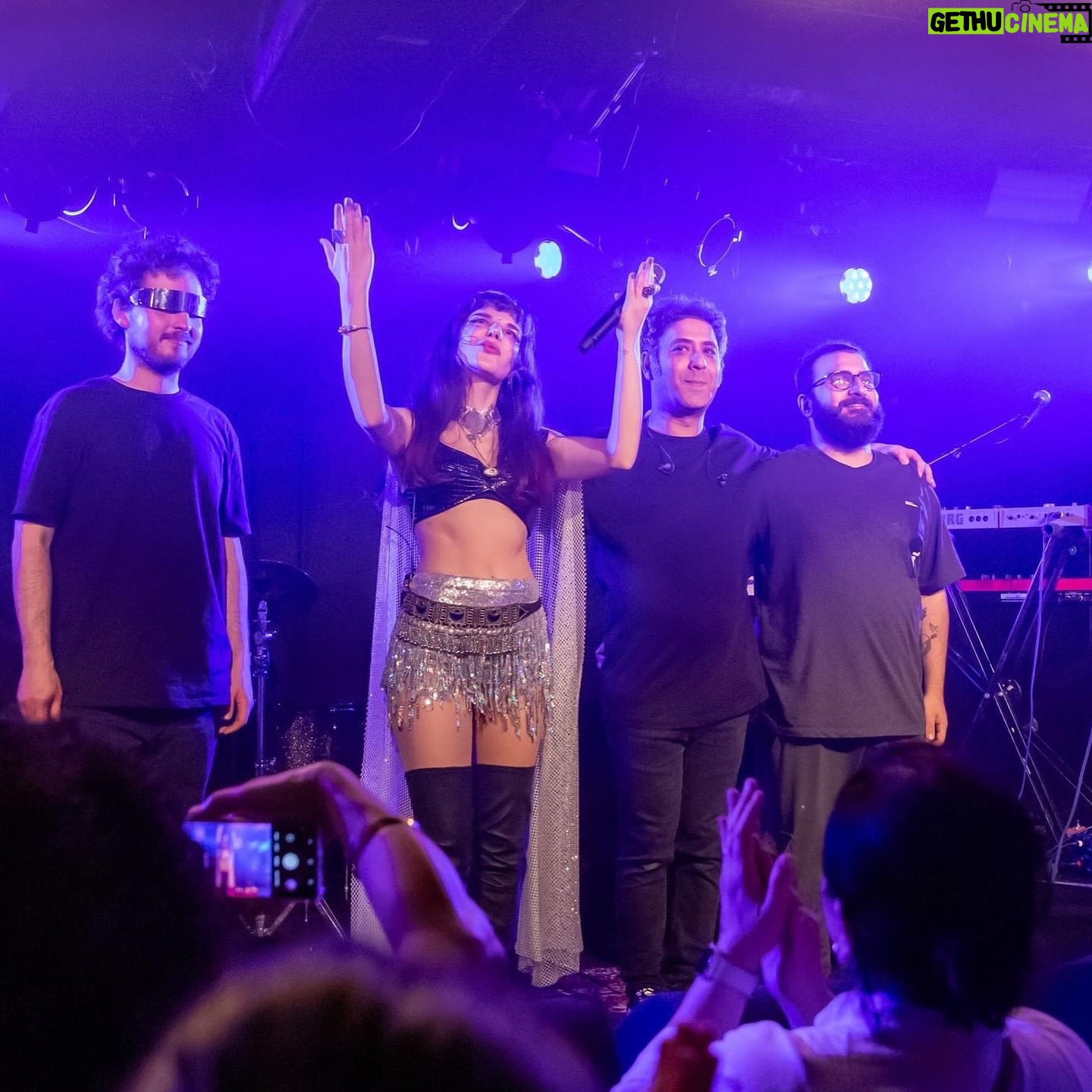Gaye Su Akyol Instagram - wow what a week it was♥️ just got back from a 4-day Netherlands tour with beautiful memories, endless laughs, new friends, collective dreams, exhausted legs and great photos🐉❤️🔥 I’m gonna share millions of photos from Tilburg, Rotterdam, Deventer, Haarlem soon coz why not be canlarım 📸 Ton Ellenboek #anatoliandragonworldtour2024
