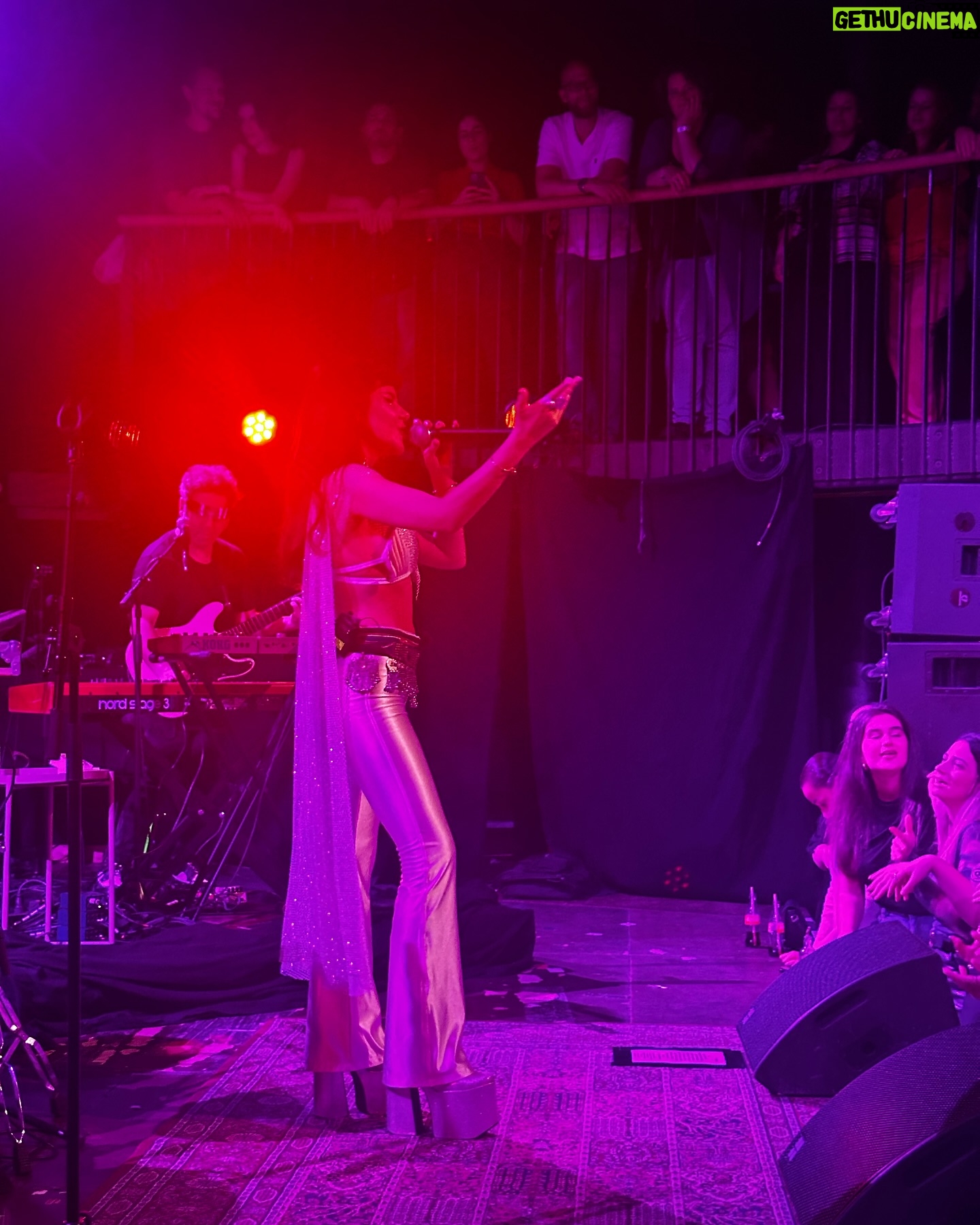 Gaye Su Akyol Instagram - Sold out rock n roll spiced halay with the taste of consistent fantasies YANİ BİZ ♥️ Rotterdam you were magnificent last night, en kısa zamanda tekrar kavuşmalıyız Deventer @burgerweeshuis tonight! tickets on gayesuakyol.com #anatoliandragonworldtour2024